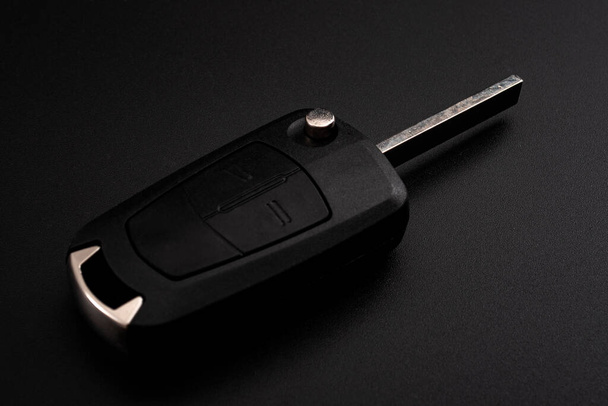 Automatyczny alarm zdalny, bezprzewodowy system bezpieczeństwa pojazdu i jazdy pomysł koncepcyjny wynajem z nowoczesnym kluczykiem samochodowym z klawiatury izolowane na czarnym tle - Zdjęcie, obraz