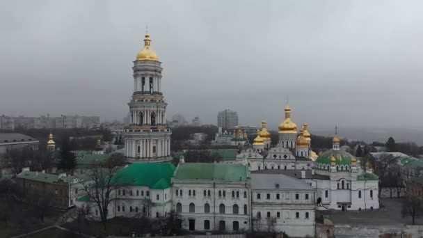 Вид сверху на Киевские церкви на холмах сверху, г. Киев, Украина. - Кадры, видео