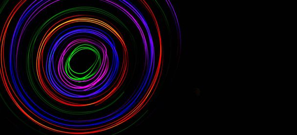Mehrfarbige Lichtmalerei Fotografie, Wirbel und Kurve von blauem, grünem und rotem Licht vor schwarzem Hintergrund - Foto, Bild