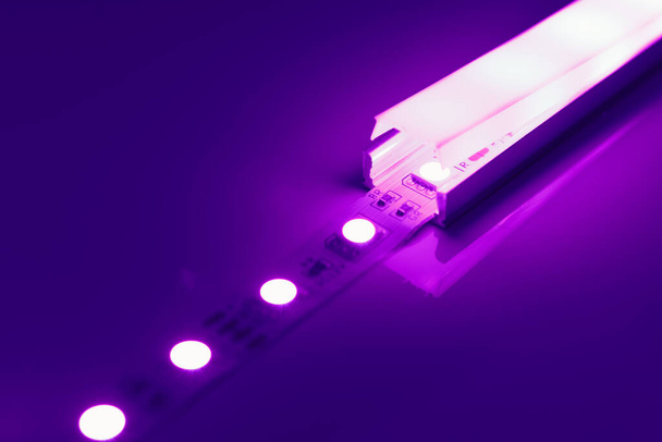 tira led luz violeta en difusor de canal de aluminio - Foto, imagen