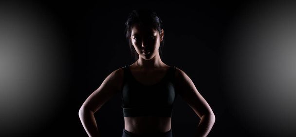 Master Black Belt TaeKwonDo Karate meisje dat is atleet jonge tiener show traditionele Vechten poses in sport jurk, zwarte achtergrond geïsoleerd, kopiëren ruimte lage donkere blootstelling - Foto, afbeelding