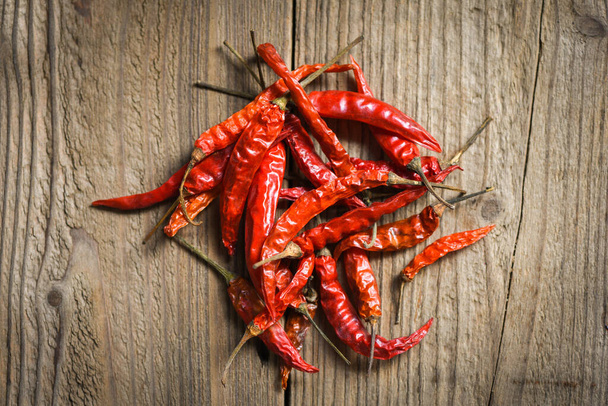 Suszone chili na drewnianym tle / Red dried chilli pepper cayenne foe gotowane azjatyckie picy żywności - Zdjęcie, obraz