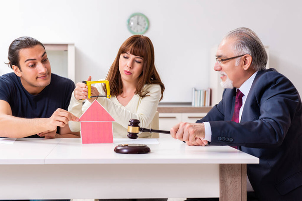 弁護士は家で離婚するカップルと話す - 写真・画像