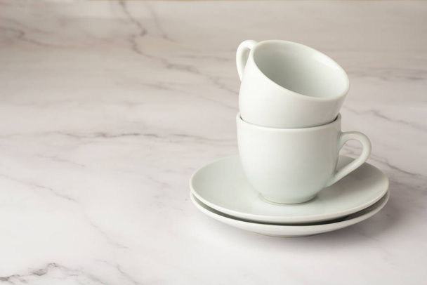 кофейные чашки на белом фоне и пространство для текс - Фото, изображение