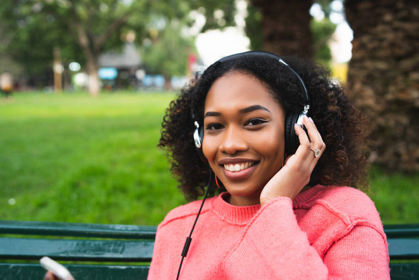Afro american woman listening music - Foto, Bild