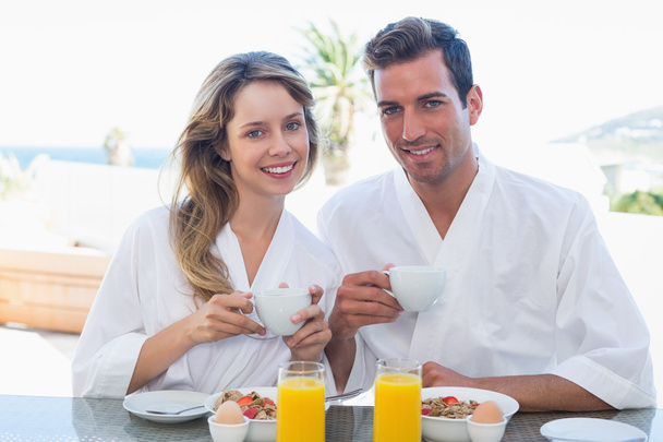 mosolygó fiatal pár reggelizik - Fotó, kép