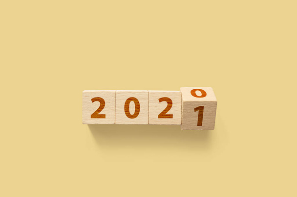 Το νέο έτος 2020 αλλάζει σε 2021. Ξύλινο κύβο αναποδογύρισε. Η έννοια του στόχου εξυγίανσης του νέου έτους - Φωτογραφία, εικόνα