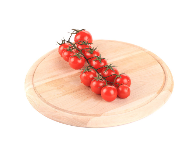 Tomatoes on wooden platter - Foto, Imagen