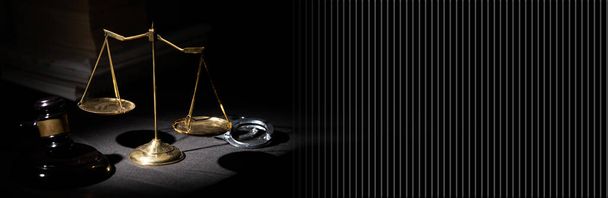 Waage für Gerechtigkeit und Richter mit Handschellen, Gesetzesbuch und  - Foto, Bild