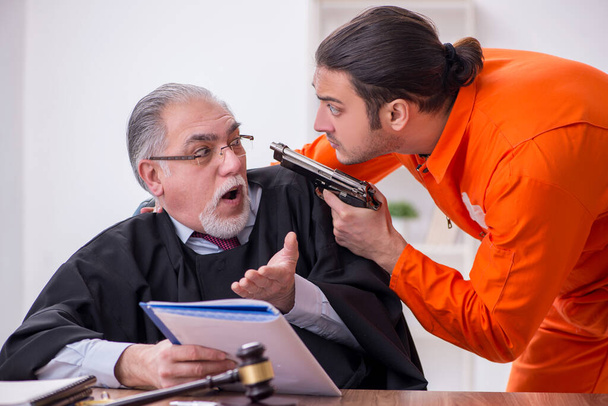 Un vieux juge rencontre un jeune prisonnier au tribunal - Photo, image