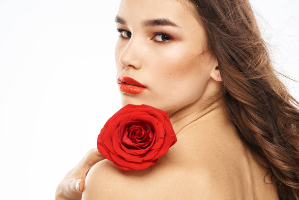 Nainen paljain hartioin ja punainen ruusu ilta meikki valo tausta - Valokuva, kuva