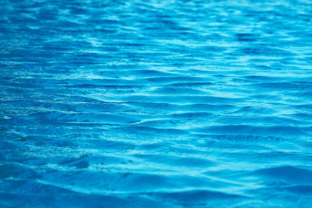 вода з басейну настільки чиста, що можна побачити підлогу у воді
 - Фото, зображення