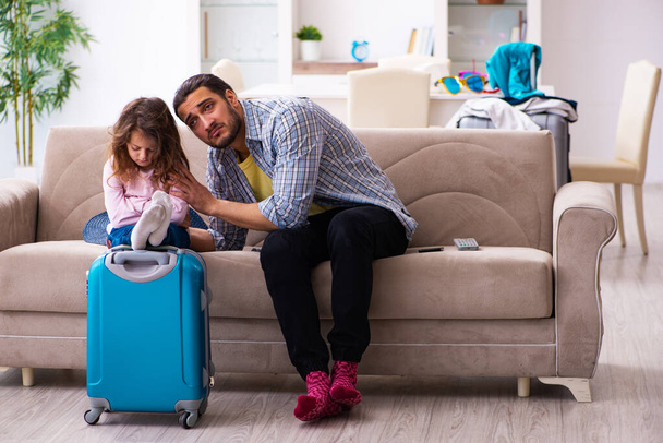 Young man and his small daughter preparing for the trip - Photo, Image