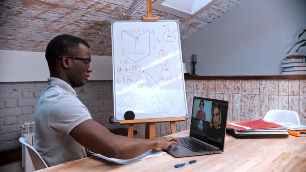 Egy online matematika lecke - egy afro-amerikai férfi tanár, aki a diákjaival tesztel a képernyőn - Felvétel, videó