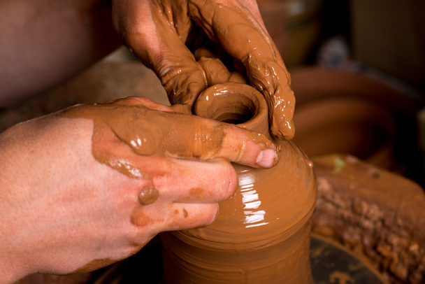 mãos de um oleiro, criando um jarro de barro - Foto, Imagem