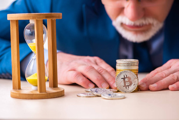 Oude man verdient geld via internet in time management concept - Foto, afbeelding