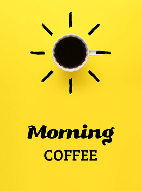 Κύπελλο ζεστό ρόφημα και κείμενο καφέ πρωί στο φόντο χρώμα - Φωτογραφία, εικόνα