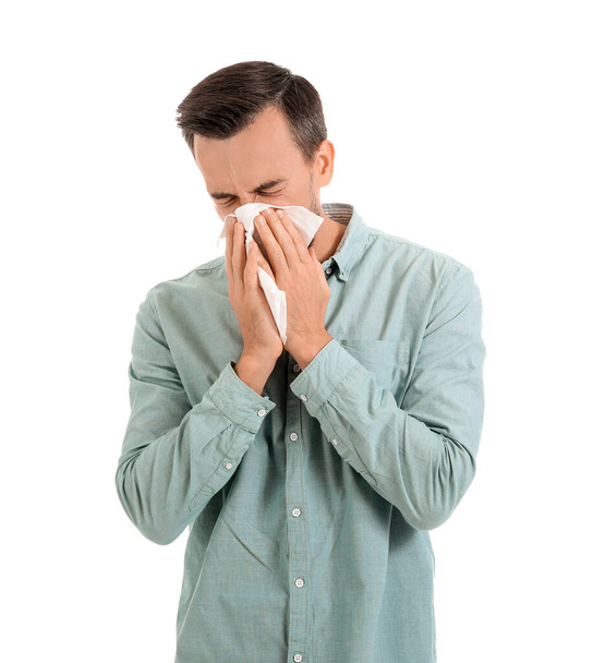 Hombre alérgico sobre fondo blanco - Foto, imagen
