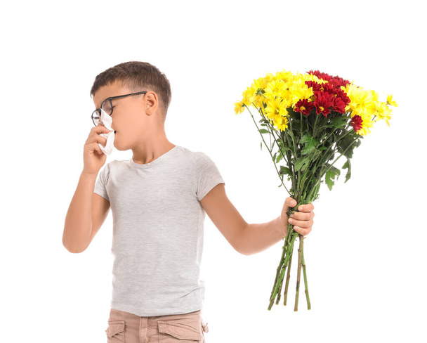 白地に花を咲かせるアレルギーの少年 - 写真・画像