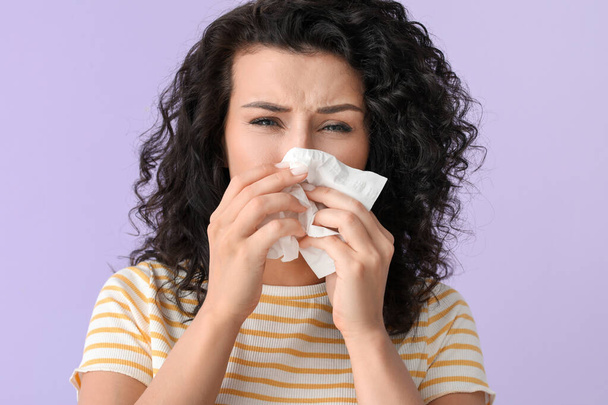 Allergische junge Frau auf farbigem Hintergrund - Foto, Bild