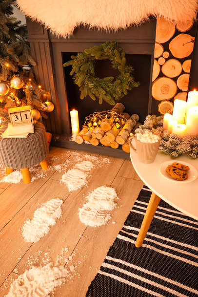 Impronte di Babbo Natale sul pavimento in camera decorata per Natale - Foto, immagini