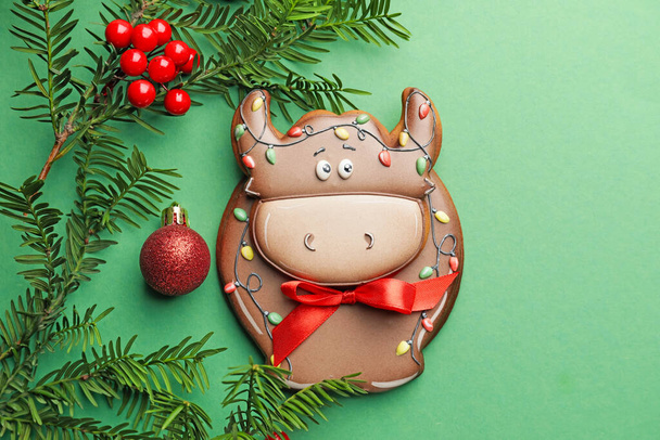 Смачне печиво у формі бика та різдвяний декор на кольоровому фоні
 - Фото, зображення