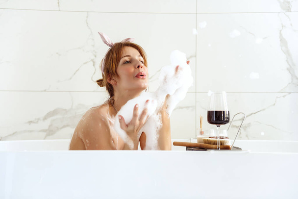 Woman lying in a bubble bath - Foto, Bild
