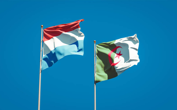 Beaux drapeaux nationaux des Pays-Bas et de l'Algérie ensemble au fond du ciel. Concept d'illustration 3D. - Photo, image