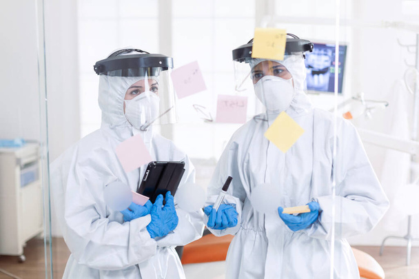 Стоматолог во время коронавируса в костюме ppe - Фото, изображение