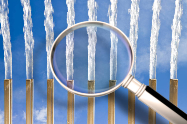 Zuiver waterconcept beeld met stromend water gezien vanuit een vergrootglas. - Foto, afbeelding