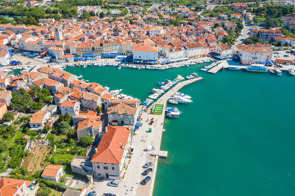 Vue panoramique sur la marina et la vieille ville de Cres en Croatie - Photo, image