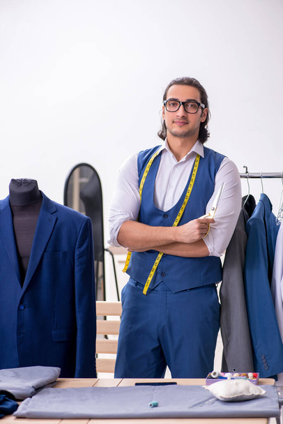 Jonge mannelijke kleermaker in de werkplaats - Foto, afbeelding