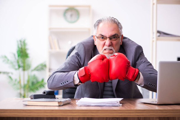 Liikemies vihainen ja raivoissaan työpaikalla - Valokuva, kuva