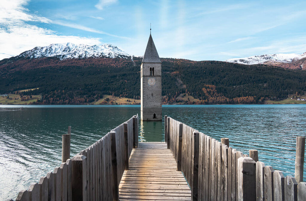 Погруженная колокольня в озере Резия, Италия - Фото, изображение