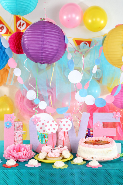 Fiestas de mesa para el cumpleaños en decoraciones de celebración  - Foto, imagen
