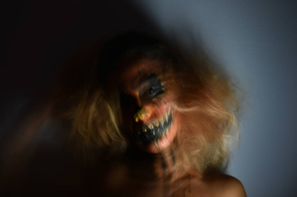 Kobiecy makijaż na horror Halloween party. - Zdjęcie, obraz