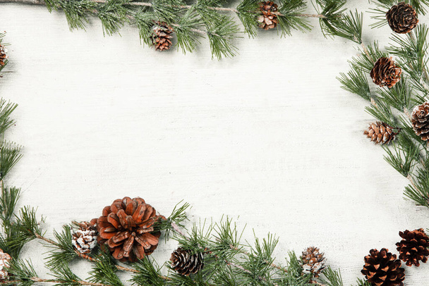ハッピーニューイヤー2020グリーティングカード。素朴な木製の背景にクリスマスの枝。テキスト用のスペース。トップ表示 - 写真・画像