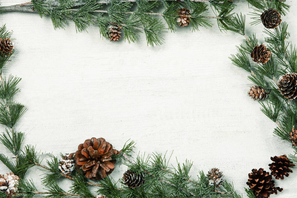 Поздравительная открытка на Новый 2020 год. Рождественские ветки на деревенском деревянном фоне. Пространство для текста. Вид сверху - Фото, изображение