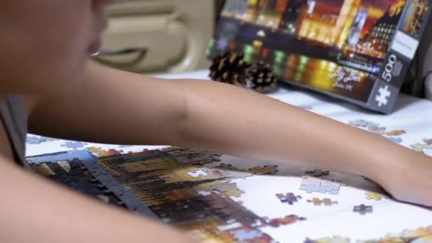 Tiener Verzamel puzzels op tafel. Concept voor kinderontwikkeling. Games voor Quick Wits - Video