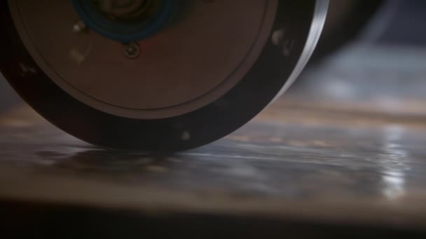 Slow-mo: Gewichte laufen auf Asphaltstücken zum Härtetest - Filmmaterial, Video