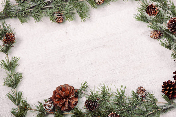 Καλή χρονιά 2020 ευχετήρια κάρτα. Χριστουγεννιάτικα κλαδιά σε ρουστίκ ξύλινο φόντο. Χώρος για κείμενο. Άνω όψη - Φωτογραφία, εικόνα