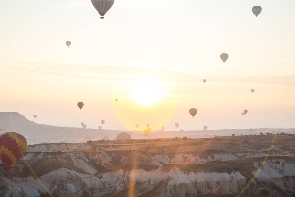 Luftballons im Morgengrauen in der Landschaft Kappadokiens - Foto, Bild