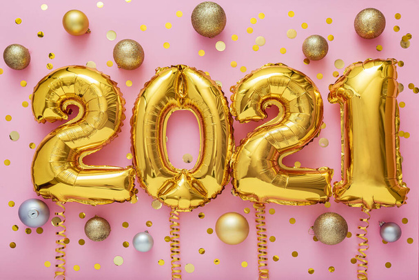 2021 air balloon gold numbers on pink background with golden confetti, Christmas gold balls, festive decor. Happy New year eve invitation with Christmas gold foil balloons 2021. - Foto, Imagem