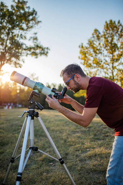 Астроном-любитель дивиться на небо за допомогою телескопа
. - Фото, зображення
