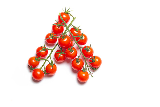 Kirschtomaten verzweigen sich vereinzelt auf weißem Hintergrund. Rote Tomate. Tomaten auf einem Zweig. Isolierter Hintergrund. Artikel über Gemüse. Dekoration. Kopierraum. Atelierfoto von Gemüse - Foto, Bild