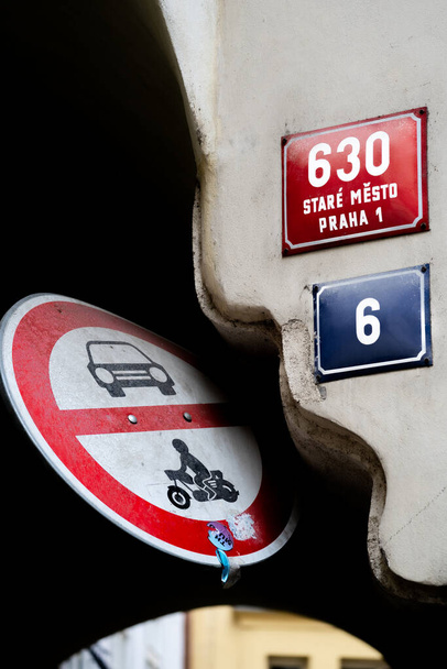 Raccolta di segnali stradali, Close Up sulla strada di Praga, Low Key - Foto, immagini