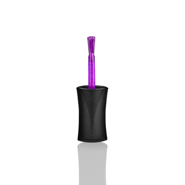 Esmalte de uñas púrpura cepillo de plástico negro fondo blanco aislado primer plano y reflexión espejo, pincel de barniz violeta con sombra, un cepillo de laca, esmalte brillante, gel de brillo, accesorio cosmético de belleza - Foto, Imagen
