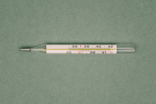 Termómetro de mercurio de vidrio. Instrumento médico para medir la temperatura del cuerpo humano. Concepto de investigación para pacientes con covid-19 y otras infecciones. - Foto, imagen