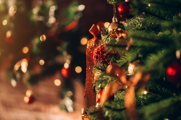 Gyönyörű és díszített karácsonyfa. Karácsonyi hangulat. Remek fotó üdvözlőlapokhoz. - Fotó, kép