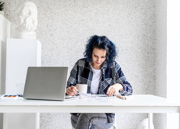 Designer working with colour palettes and laptop in her art studio - Φωτογραφία, εικόνα